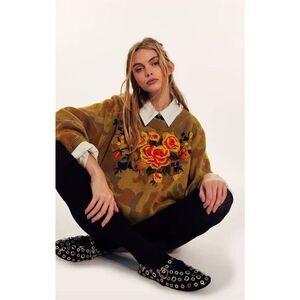 Free People $298 Camo Rose
Pullover Size XS  Knit
Embroidered Sweater